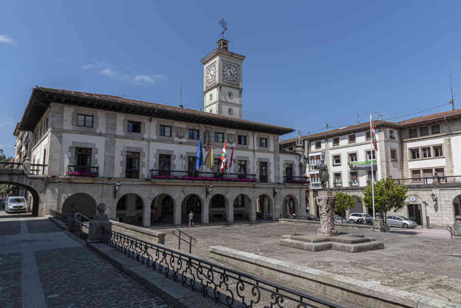 Vizcaya - Gernika-Lumo 03 - plaza Foru - Ayuntamiento.jpg